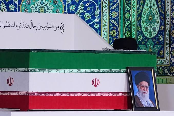 اقامه نماز بر پیکر رهبر شهید انقلاب
